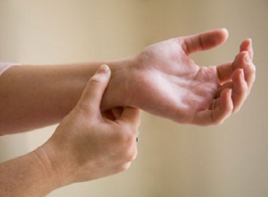 Cách cách điều trị đau khớp cổ tay sau khi sinh an toàn hiệu quả